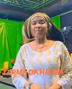 La présidente de l’Association des journalistes animateurs en langue haoussa de l’Afrique de l’Ouest, Hadjia Mariam Sarkin Abzin, surnommée ‘la conscience du peuple nigérien’, dans une vidéo diffusée sur sa page TikTok | Wadata Radio 107.4 Mhz Niamey