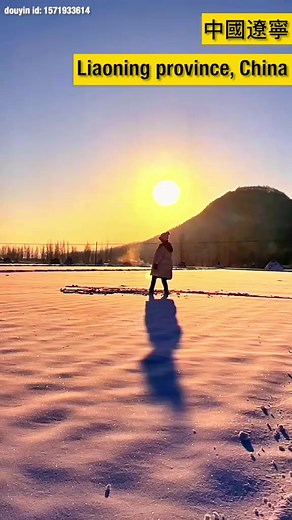 ❄️How magical! A lady splashes hot water into a perfect arc outside in the low temperatures in northeast #China’s #Liaoning province, and the water instantly freezes into #ice! | China Daily Hong Kong