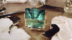 DIVINE DECADENCE ĐÃ CÓ MẶT TẠI TTTM TAKASHIMAYA! Xứng đáng với giải thưởng nước hoa nữ xuất sắc nhất năm 2016 do Hiệp Hội Nước Hoa bình chọn – Marc Jacob Decadence vẫn luôn biết cách yêu chiều phái đẹp bởi mùi hương quyến rũ đầy bất ngờ. Và cũng chính vì lý do đó mà Marc Jacobs Divine Decadence cũng là một trong những dòng nước hoa được mong chờ nhất trong năm. Chiếc túi xách ánh ngọc bích chứa đựng trong mình những giọt hương đầu lâng lâng, bay bổng của Champagne, của những đóa hoa trắng muốt n