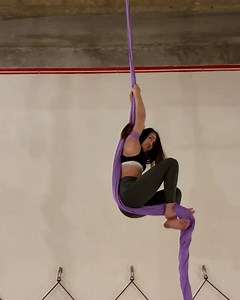 Aerial silk performer gets entangled mid-air! | MetDaan