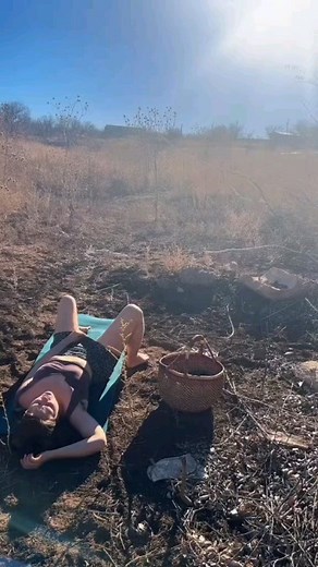 Have you ever heard of sun bathing your yoni. Lol. #DIRTYJOKERSCREW #HAHA #sunbathing #yoni #doctorvisit #doctorappointment #checkup #flys #omgpage #funnyvideos | Melissa Carlile