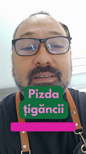 🌱 Lamium purpureum – planta cu nume năstrușnic și virtuți nebănuite 🌸 O recunoști ușor după florile roz-violet și frunzele catifelate din vârful tulpinii. Poate ai zâmbit când ai aflat cum i se spune în popor: „pizda țigăncii” – un nume care vine, cel mai probabil, de la forma florii și culoarea intensă, dar și de la spiritul glumeț al celor care au botezat-o așa. Dar dincolo de numele ăsta haios, Lamium purpureum e o plantă: ✅ comestibilă – frunzele fragede se pot adăuga crude în salate sau g