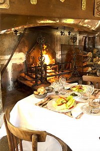 🏰 À VENDRE : Château en Bourgogne - 35 Pièces Entre Avallon et Vézelay, au cœur du Morvan, se dresse un château chargé d’histoire, témoin de plusieurs siècles d’architecture et de vie bourguignonne. Ses 1 500 m² habitables répartis sur 25 chambres et 22 salles de bains, offrent un potentiel exceptionnel pour une activité hôtelière, événementielle ou patrimoniale. Le parc, d’une superficie de 10 hectares, est un véritable décor de carte postale : allée de tilleuls, prairies, ruisseau, bois et co