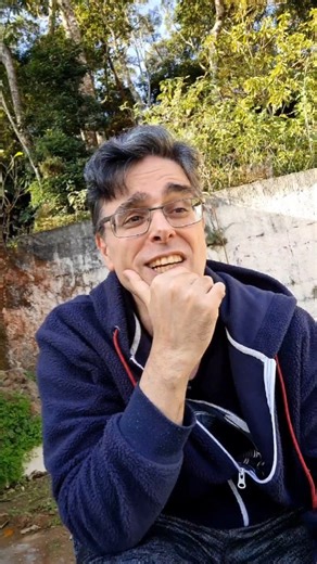 Cidadezinha Qualquer (Carlos Drummond de Andrade) "Casas entre bananeiras mulheres entre laranjeiras pomar amor cantar. Um homem vai devagar. Um cachorro vai devagar. Um burro vai devagar. Devagar... as janelas olham. Eta vida besta, meu Deus." #carlosdrummonddeandrade #poesia | Guilherme Briggs