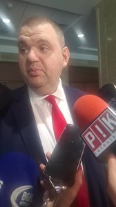 1.2M views · 13K reactions | Пеевски удари по ПП-ДБ: Забравиха ли къде бяха вчера?! Когато бяха в моя кабинет, бях добър, а сега съм лош | Novini.bg | Facebook