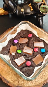 Easy & Delicious quick Brownie Recipe in just 90 secs - Perfect for Dessert Lovers!! . . . Ingredients Maida - 1/4 cup Sugar - 2 tbsp Cocoa powder - 2 tbsp Butter - 1/4 cup Dark chocolate - 1/4 cup Baking powder - 1/2 tsp Curd - 1/4 cup Vanila ice cream . . . #ultimatehack #quick #brownie #1min #homemade Food lover #foodphotography | ChillySeeds Kitchen