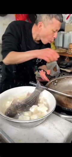 Cooking Crucian Carp & Tofu Soup with a Guest