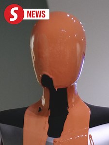 Just Stop Oil activists staged a bold protest at a Tesla store in London on Wednesday, targeting billionaire Elon Musk. Two activists climbed onto a display and poured orange liquid latex over Tesla’s humanoid robot, Optimus, in opposition to Musk’s political influence and lack of climate action. WATCH MORE: https://thestartv.com/c/news SUBSCRIBE: https://cutt.ly/TheStar LIKE: https://fb.com/TheStarOnline | The Star