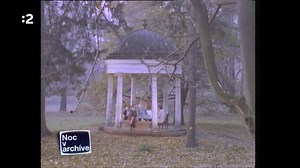 Trochu hudobnej histórie /37 rokov/ : Miroslav Žbirka - Jesenná láska, Možno sa ti zdá, ČSSR, 1988 ✌️🎤🎸 🇨🇿 Album : Zlomky poznania - Miroslav Žbirka /1998/ (Miroslav Válek / Miroslav Žbirka) Jesenná láska láska je strašne bohatá láska, tá všetko sľúbi no ten, čo ľúbil, sklamal sa a ten, čo sklamal, ľúbi prach dlhých, smutných, letných dní na staré lístie padá poznala príliš neskoro ako ho mala rada tak každoročne v jeseni svetlá sa stratia z duše a človek, koník túlavý od srdca k srdcu kluše