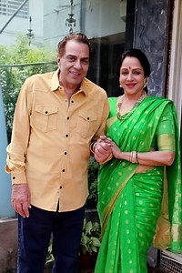 302K views · 3.8K reactions | Dharmendra Hema Malini ki shaadi ke bad bhi Sath kyon nahin rahte the #Dharmendra #hemamalini #celebrity #celebritynews #facebook #instagram #trending #bollywood | Roshni Nalia | Facebook