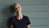 Jeune femme émotive candide pensant combattre avec le cancer.