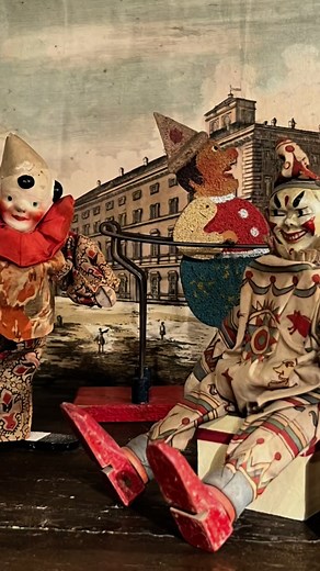 PAGLIACCI DI STRADA!!! Pagliaccio ditta Castelli Parma anni’40: meccanismo a molla, testa in cartapesta dipinta a mano, mani e gambe in legno,abiti originali. Antico clown del circo Schoenhut (USA) anni’20: Testa ,mani,piedi in legno dipinto a mano , vestiti originali in tessuto stampato. Saltimbanco in sagoma di legno dipinta Italia anni’40/‘50. Disponibili. Italian clown from the 1940s with a spring mechanism. Schoenhut clown from the 1920s in USA. Painted wooden clown from the 1940s/1950s in 