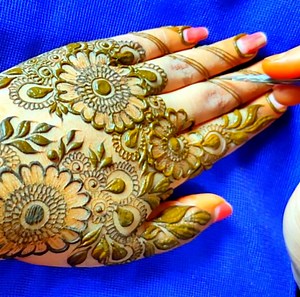10K views · 174 reactions | Unique Mehndi Design For Back Hand | Simple Mehndi Design #uniquemehndidesign #simplemehndidesign #weddingspecialmehndi #bridapmehndidesign #gorgeousmehndidesign #bloomingideas #fullhandmehndidesign #beautifulmehndidesign #mehndidesignforhand #simpleandeasymehndi #mehndidesigns #mehndivideos #mehndiphotos #mehndiimages #mehndiforbeginners | Blooming ideas | Facebook