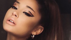 Rahasia Mata Cantik Ariana Grande, Cuma Pakai Eyeliner Merek ini - GenPI.co