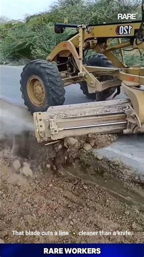The BEST Grader Operator? 🚜 The precision and skill are next-level! #heavyequipment #operator