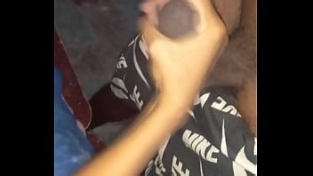 Universitaria en primer día limpiando casa es fallada por su jefe delante de novicito