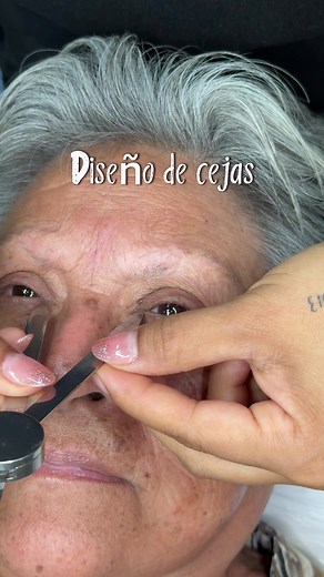Diseño y micropigmentación de cejas — cambio hermoso