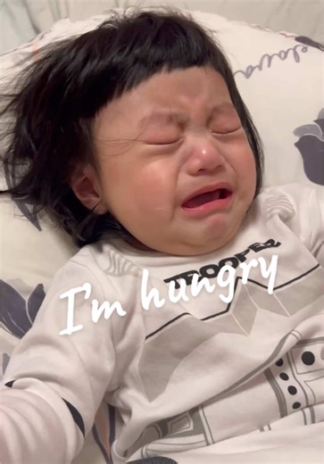 寶寶喝奶瓶後瞬間睡著的可愛瞬間