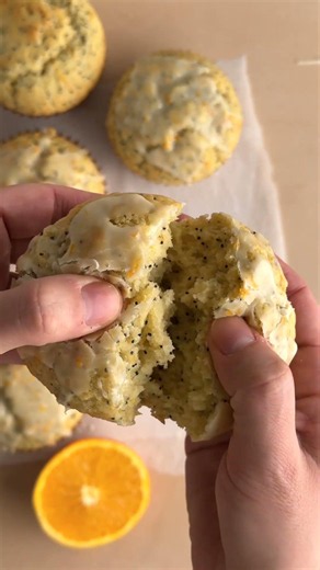These orange poppy seed muffins taste like sunshine in a big, fluffy muffin! 🍊☀️