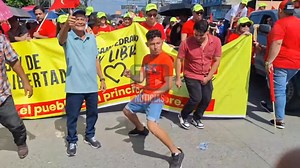 18K views · 258 reactions | ¡PURO FLOW! Con baile y todo llegan simpatizantes a movilización de Libre en San Pedro Sula. #JBnoticias | JB noticias | Facebook