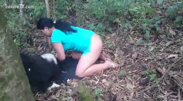 Esposa dando pro cachorro no mato e marido filmando