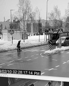 Crossing a busy street is not easy for everyone, but this elderly woman got help | Creative Panda