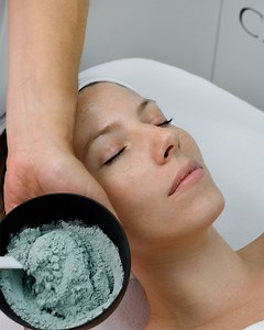 ¿Sabías que el calor desequilibra la piel? Aunque un bonito bronceado camufle ciertas imperfecciones, el verano y sus excesos provocan generalmente el acúmulo de impurezas que se traduce a la larga en una piel desvitalizada y envejecida. Purifying 💚es la higiene facial profesional de última generación, de acción purificante y detoxificante perfecta para recuperar tu piel, ya que no solo la limpia en profundidad, sino que además le devuelve toda su energía. Acude a tu centro de belleza y ¡recupe