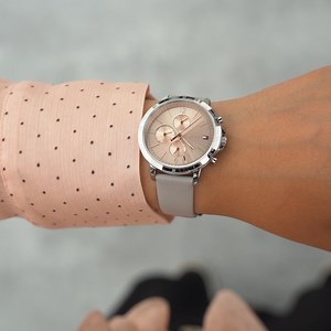 Tommy Hilfiger dameure til DK's bedste priser lige her 😍: https://www.ditur.dk/brands/tommy-hilfiger | Ditur