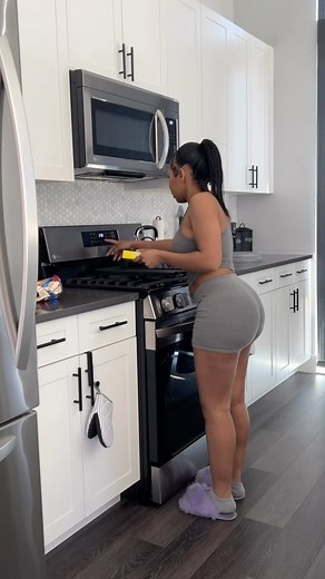 Aaliyah Jay on Instagram: "A day in my life 🫶🏽 Just moved into my new apartment a few weeks ago and finally starting to establish a new daily routine. I filmed & edited two beauty partnerships & worked out and read my book that has been helping me get out of a lil funk i was in for a few weeks. Should I do more mini vlogs? Lol Edit: lmao I did not do my makeup to go to the gym. I was filming a makeup video. I literally said in the caption that I filmed and edited TWO videos. I did my makeup at