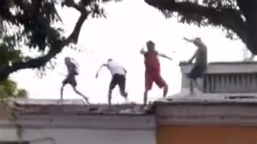 Una turba intenta linchar a tres ladrones en Bon Pastor