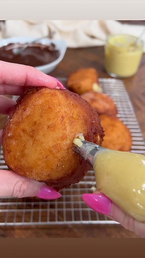 Boston Cream Pie Doughnuts#donuts #doughnuts #bostoncreamdonut #bostoncreampie #donutlovers #brunchideas #brunchtime #viralvideo #easydesserts | The Salty Cooker