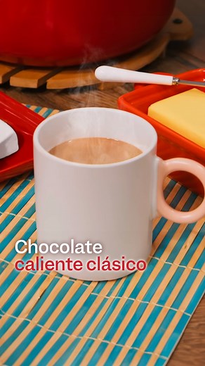 Este chocolate navideño no tiene maicena, y seguramente esta es la forma más clásica de prepararlo. ¿Qué opinas? 😮 Ingredientes: - 2 tazas de agua - 3 ramas de canela - 300 gramos de chocolate para taza, con azúcar (3 tabletas de 100 g c/u) - 6 tazas de leche evaporada (o 3 latas de leche evaporada de 400 g c/u) - 1 cucharadita de mantequilla Receta completa: https://buenazo.pe/recetas/cocteles-y-bebidas/chocolate-caliente-receta-210 #chocolate #chocolatelover #chocolatelovers #chocolatecalient