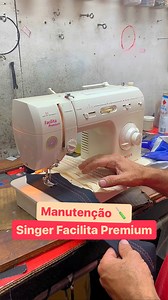 Olha essa manutenção!!! Essa Singer Facilita Premium chegou aqui pra gente sem um botão, então fizemos a substituição dele e também a manutenção geral que sempre realizamos por aqui: banho, regulagem e lubrificação. Depois de testada, ela fica prontinha pra voltar pro cliente funcionando direitinho 🥰 Tá precisando fazer uma manutenção completa na sua máquina? Entre em contato com a gente pelo (19) 98288-9800 📲 #máquinadecostura #manutencaomaquinadecostura #dicadecostura #dicasdecostura #costur