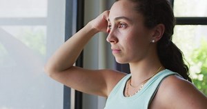 Une femme caucasienne réfléchie regarde par : vidéo de stock (100 % libre de droit) 1086855737 | Shutterstock