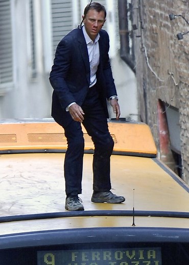 6K views · 67 reactions | On set with Daniel Craig—preparing for the stunts in QUANTUM OF SOLACE. #JamesBond #DanielCraig #QuantumOfSolace | James Bond | Facebook