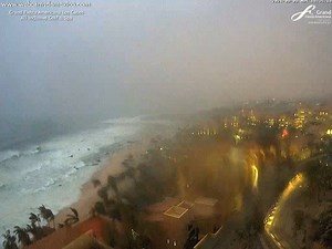 Impresionante. Huracán #Olaf impactando en Cabo San Lucas anoche, vean a partir del minuto 2 como se mueve la cámara, vientos de más de 150kmh | webcamsdemexico