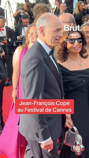 🚨LA BLAGUE DU JOURCannes ça devient n’importe quoi 📽Jean-François Copé (maire LR de Meaux) en smoking sur le tapis rouge. Invité VIP ? Sponsorisé par le lobbying du pain au chocolat ? 😭😭