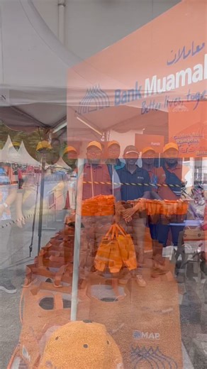 2K views · 28 reactions | Cashless Bazar Ramadan Teristimewa Bersama Bank Muamalat, yang dibawakan bersama PayNet berlangsung meriah baru-baru ini. Inisiatif pembayaran tanpa tunai di bazar melalui Kod QR Bank Muamalat ini disambut baik oleh peniaga PKS dan orang ramai Jom datang Bazar Perling sepanjang bulan Ramadan ini. Hanya scan QR盧untuk membeli, lagi mudah! #RamadanTeristimewaBersama | Bank Muamalat Malaysia Berhad | Facebook