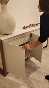 Bristol: O Buffet Completo O buffet Bristol é a peça ideal e completa para a sala de jantar dos clientes da sua loja de móveis e decoração, transformando o espaço com elegância e funcionalidade. ✅ Design Leve e Funcional: As portas com detalhe de recorte adicionam leveza ao design e facilitam a abertura. ✅ Armazenamento Espaçoso: Prateleiras espaçosas e duas amplas gavetas internas com corrediças telescópicas. ✅ Alta Capacidade de Suporte: Peso suportado até 5Kg por prateleira e 20Kg no tampo. ✅