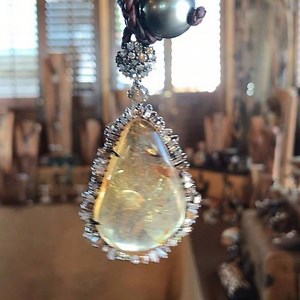 Prehistoric bugs🦗🐜Baltic Amber and Diamonds #vincentpeach #amber #luxury #designerjewelry #diamonds | Vincent Peach