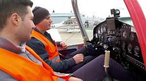 Încep cursurile gratuite pentru cei care vor să devină piloţi sau paraşutişti, la Aeroclubul României