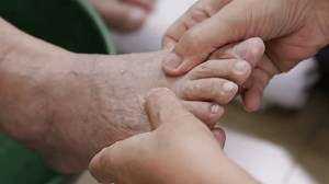 Female Caregiver Massage Elderly Woman Foot: vídeo stock (100% livre de direitos) 3504054651 | Shutterstock