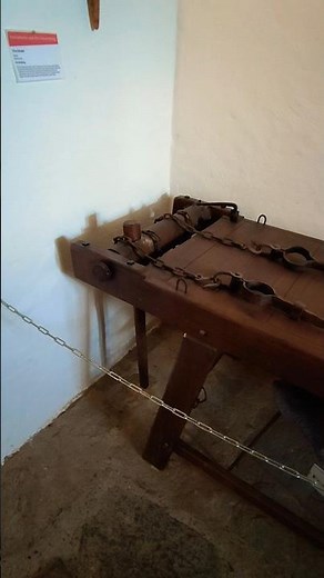„Die Streckbank: Das brutalste Foltergerät des Mittelalters – nichts für schwache Nerven! 😱⚔️“