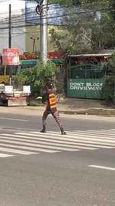 Tinood gyud diay ilang giingon nga dili ka bation ug kakapoy kung gihigugma nimo imong trabaho. Lain na usab nga dancing traffic enforcer ang gihisgutan karon sa social media human makuhaan sa video ug gipost sa usa ka netizen nga si Mark Ian Waban. Kini mao ang usa ka deputized traffic enforcer diha sa may dalan Cugman Highway ning syudad. Makita sa video ang malipayon nga enforcer ug misayw sayaw pa. Video courtesy of Mark Ian Waban | RPN DXKO Cagayan de Oro