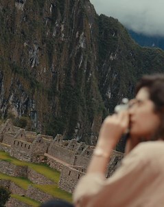 Immerse yourself in the history and wonder of Machu Picchu, a UNESCO World Heritage Site that continues to inspire awe and fascination. This ancient city, nestled between verdant mountains, offers a glimpse into the remarkable achievements of the Inca civilization.​ - Sumérjase en la historia y las maravillas de Machu Picchu, Patrimonio de la Humanidad por la UNESCO, que sigue inspirando asombro y fascinación. Esta antigua ciudad, enclavada entre verdes montañas, ofrece una visión de los sorpren