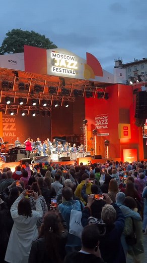 Igor Butman on Instagram: "Вчера, в рамках IV Moscow Jazz Festival, прошёл совершенно особенный, и, несмотря на погоду, тёплый концерт потрясающего Ильдара Абдразакова и московского джазового оркестра! Спасибо нашим дорогим зрителям, что не побоялись прогноза погоды, и вместе с нами создавали удивительную атмосферу музыки и уюта в самом центре нашей прекрасной столицы! @ildarabdrazakov 👏🏼👏🏼👏🏼"