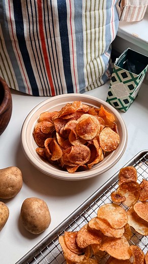 Homemade potato chips that beat the bag every time 🥔✨ @Philip Lago Mystique Mattai RECIPE Ingredients: \t•\t4 medium Russet potatoes \t•\t2 cups distilled vinegar (optional for flavour) \t•\t1 ½ tbsp salt (plus more for seasoning) \t•\t4 cups neutral frying oil (canola, peanut, or avocado) Directions: \t1.\tUsing a mandoline or sharp knife, thinly slice the potatoes and soak in a bowl of ice water for 15–20 minutes to remove excess starch. \t2.\tBring 4 cups of water, 2 cups distilled white vin