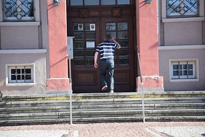 Z urzędów znikają klamki, drzwi, a nawet muszle klozetowe