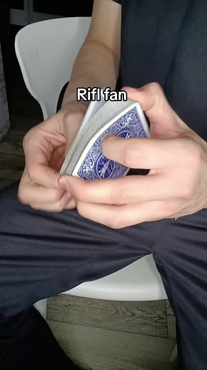 Aprende a hacer riffle fan con cartas