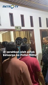 Beginilah suasana detik-detik Kopka Basar menyerahkan diri ke pihak Polisi Militer Denpom Lampung Kodam Dua Sriwijaya. Terlihat Kopka Basar dikawal ketat personil gabugan. Hingga saat ini masih menunggu keterangan resmi dari pihak Kepala Pusat Penerangan Kodam Dua Sriwijaya dan pihak Polda Lampung terkait peran Kopka Basar. #kopkabasar #polisimiliter #poldalampung #lampung #waykanan | Metro TV
